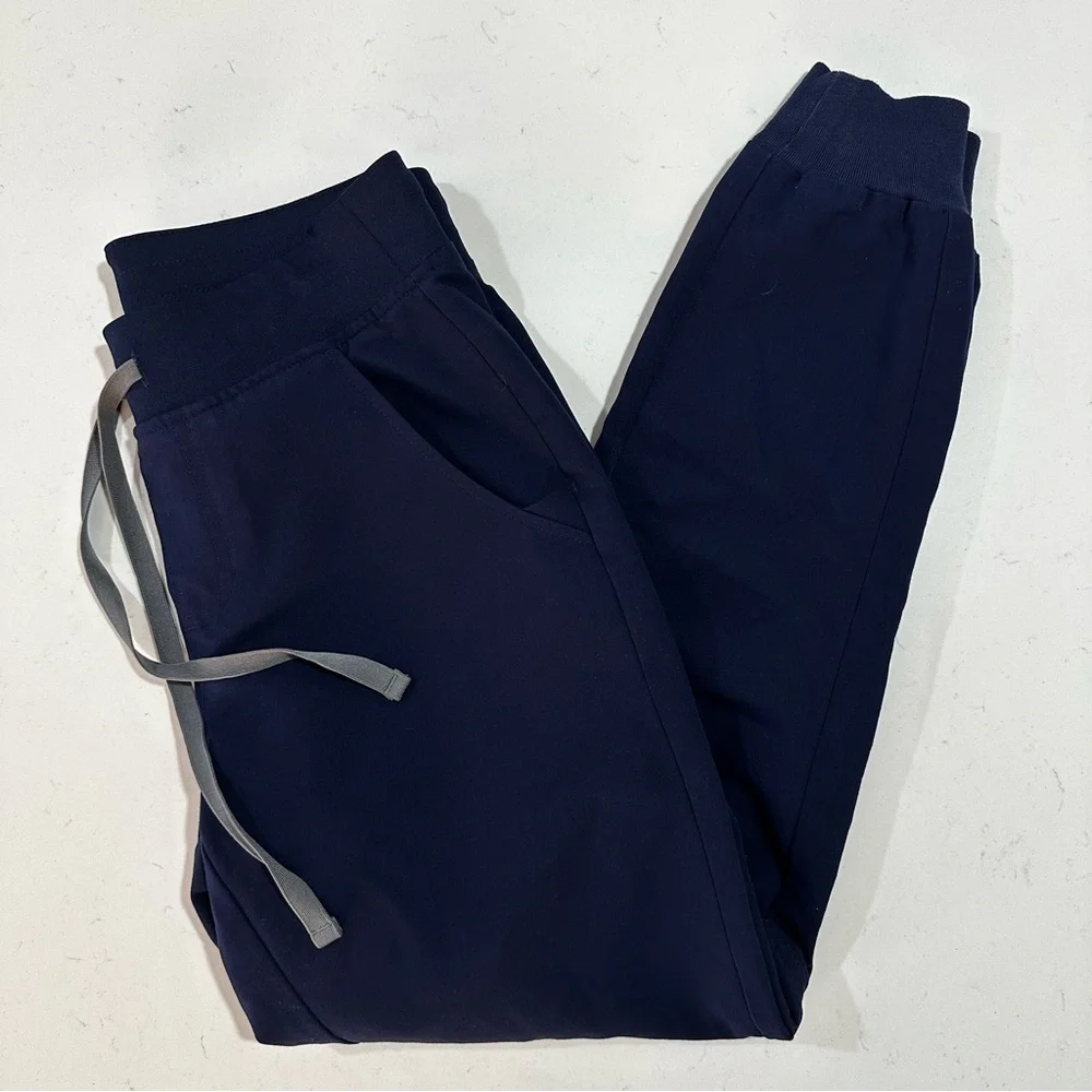 FIGS Scrub Set Catarina One Pocket Top & Zamora Joggers - Size XS - Picture 13 of 14